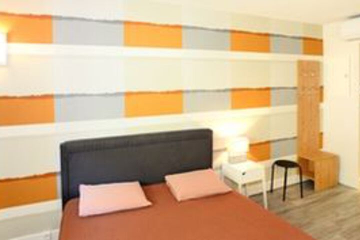 Room 5 of 11