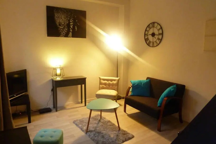 Room 8 of 12