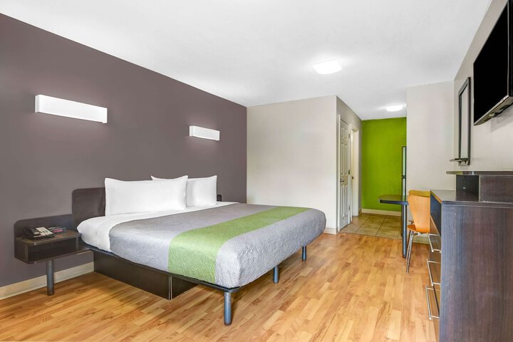 1 King Bed (3 of 5)
