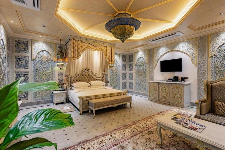 Room 4 of 12