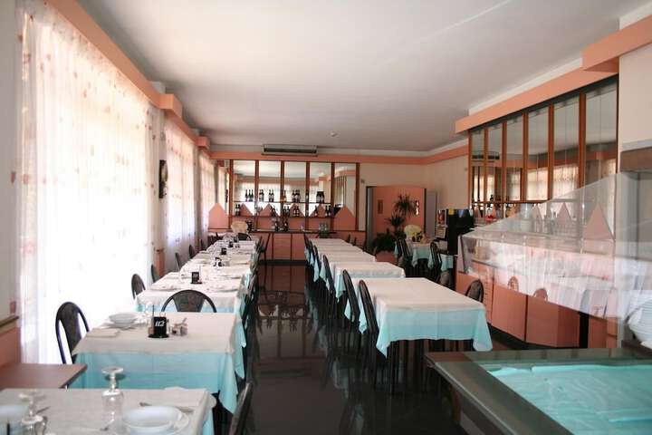 Dining 12 of 27