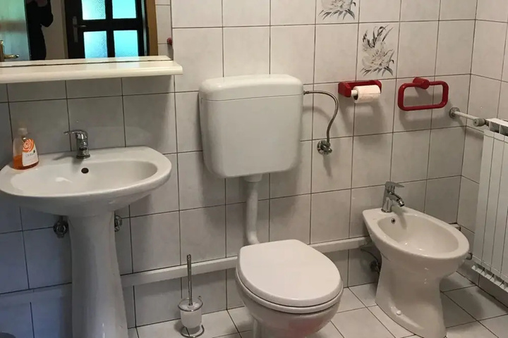 Room 7 of 12