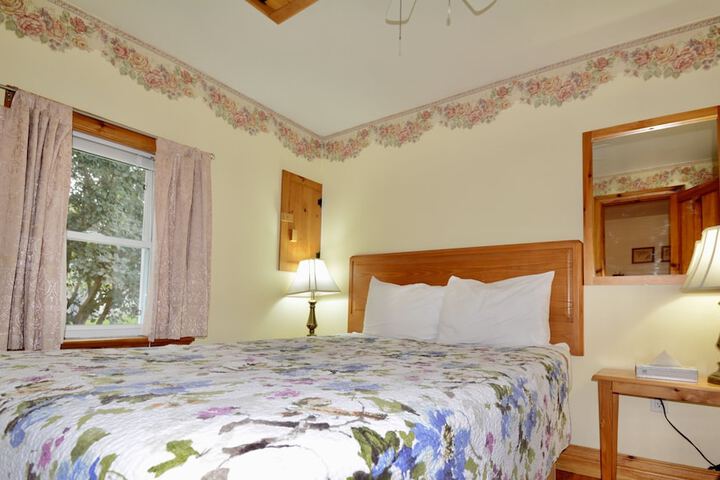 1 Queen Bed (22 of 43)
