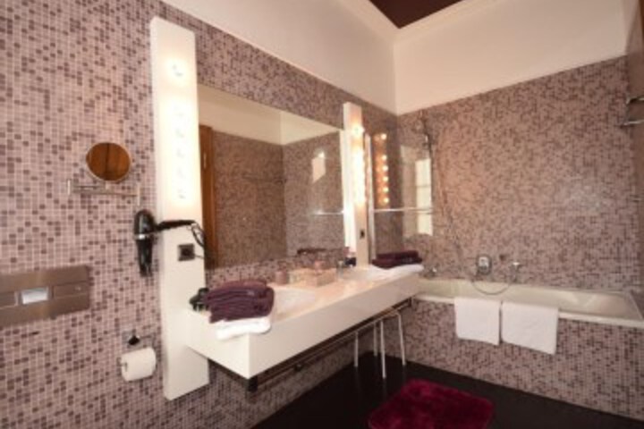 Room 17 of 28