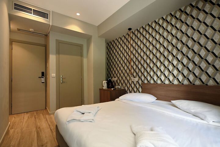Room 12 of 200