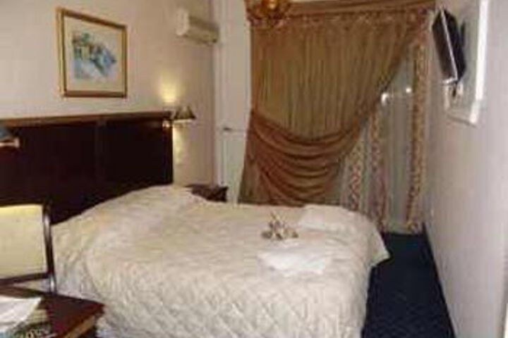 Room 8 of 19