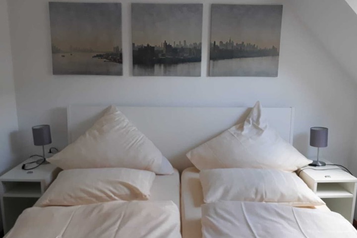 Room 4 of 25