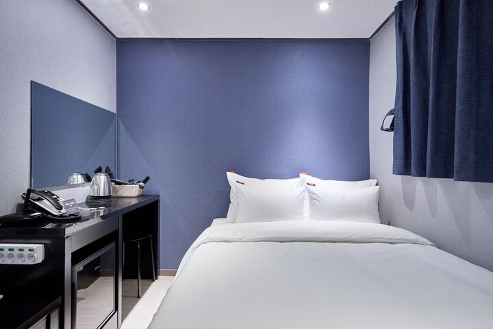 Room 8 of 16