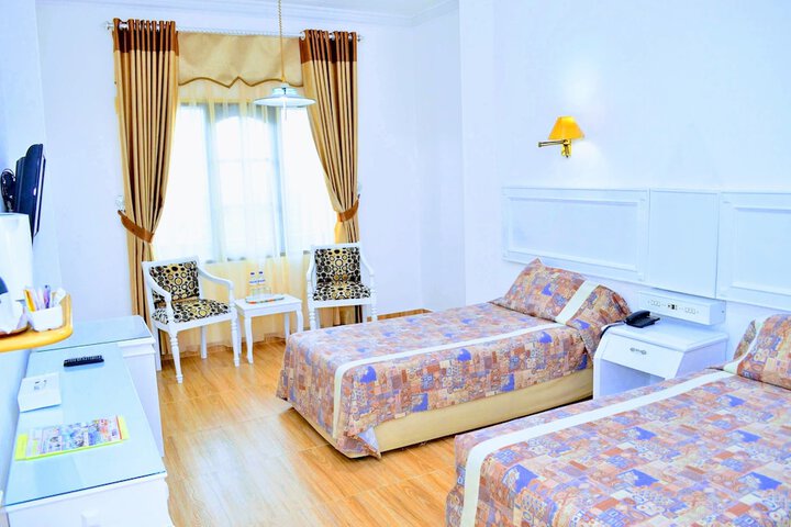 Room 9 of 18