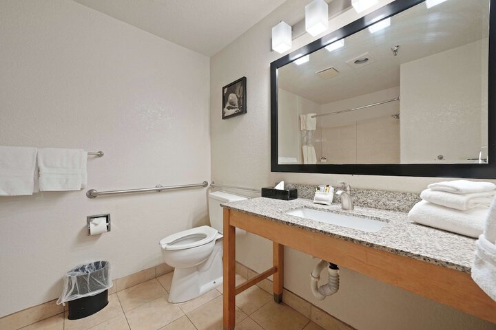 2 Queen Beds High Speed Internet Accessible Microwave and Refrigerator Safe Full Breakf (23 of 34)