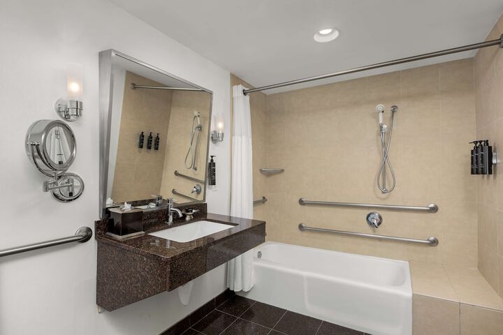 Good Vibes 1 Queen Mobility Hearing Accessible Tub (8 of 16)