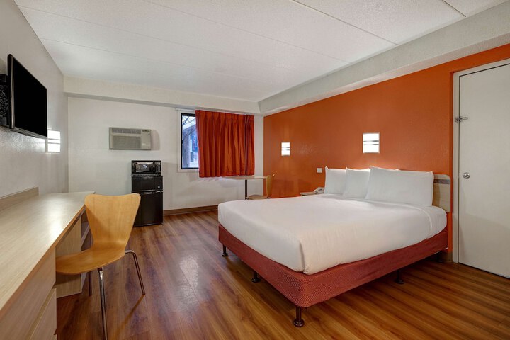 Room 9 of 25