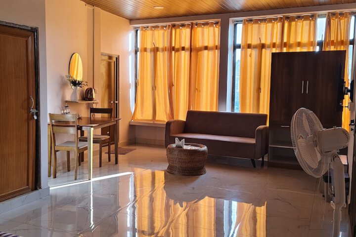 Room 6 of 8