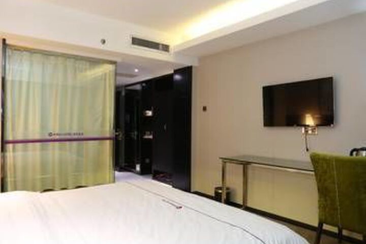 Room 8 of 9