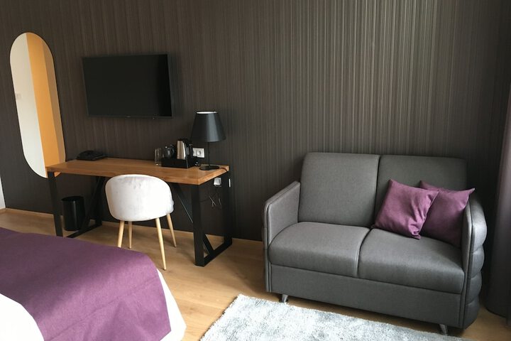 Lounge 46 of 82