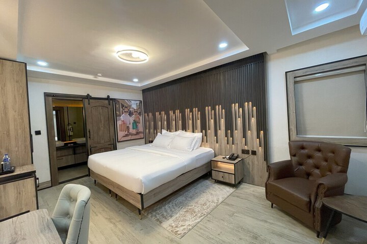Room 11 of 25