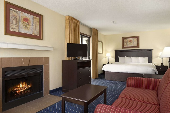 1 King Bed Suite (2 of 2)