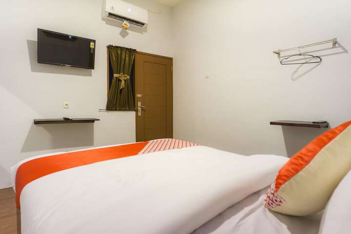 Room 9 of 32