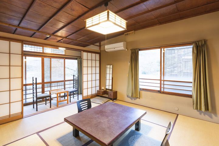 Room 4 of 50
