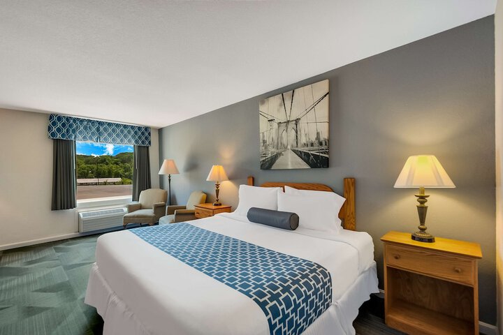 1 King Bed Mobility Accessible Communication Assistance Roll in Shower Full Breakfast (14 of 18)