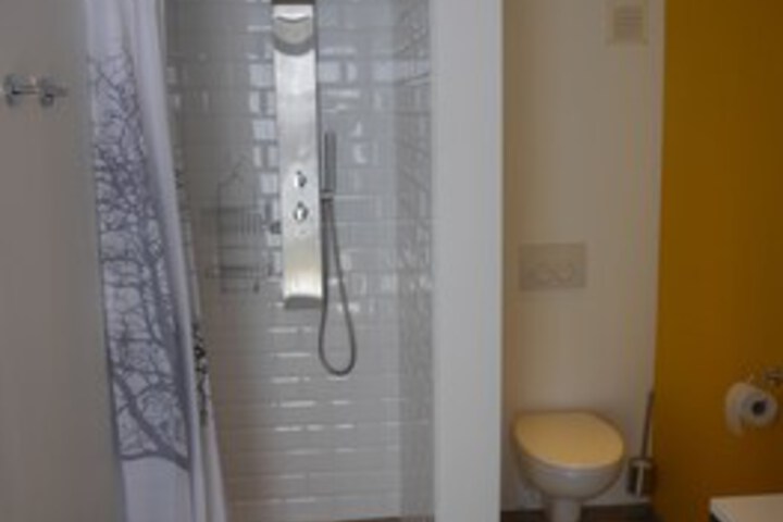 Room 4 of 33