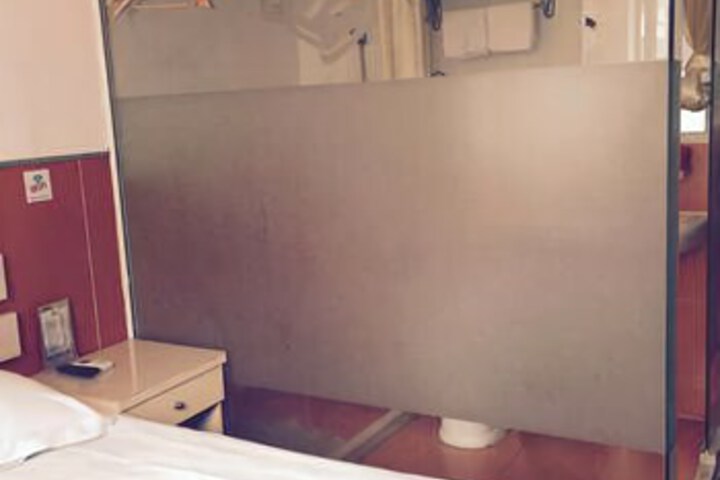 Room 5 of 8