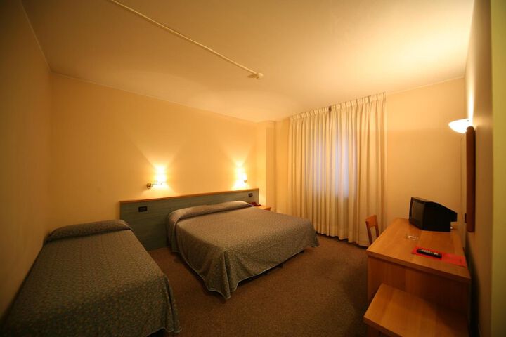Room 12 of 37