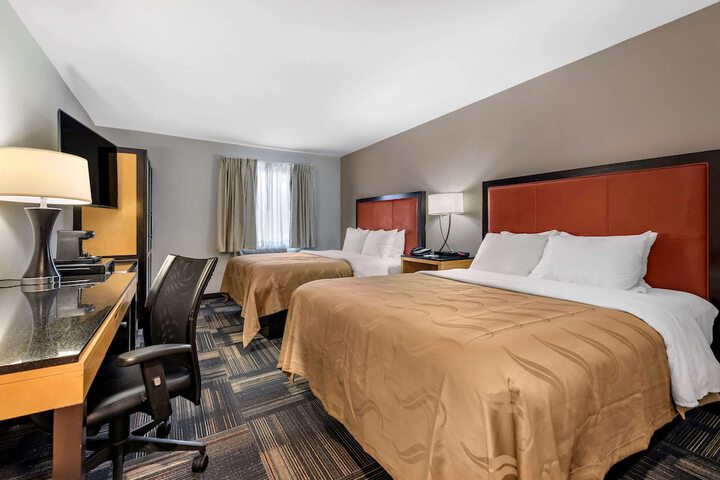 1 Queen Bed Hearing Accessible (8 of 9)