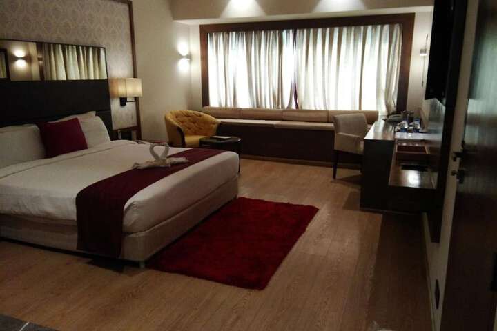 Room 13 of 37
