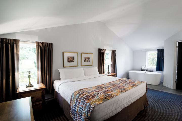 Suite Queen Bed (6 of 7)