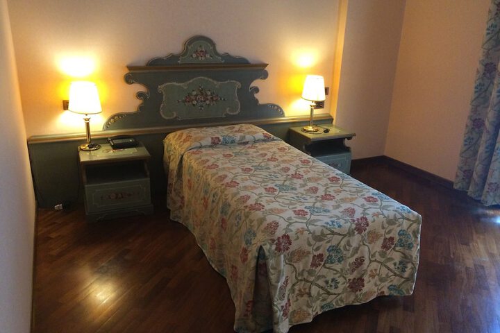 Room 10 of 33