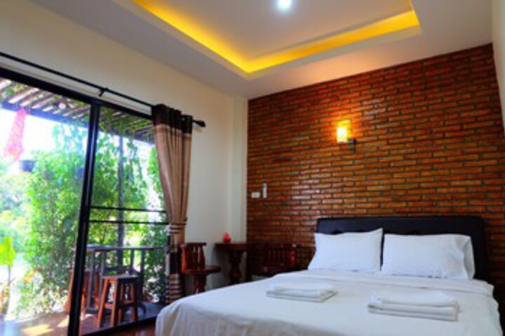 Room 8 of 16