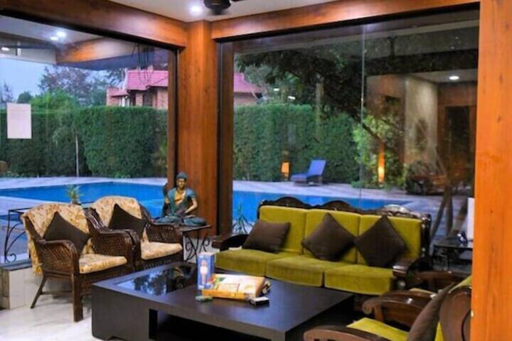 Lounge 61 of 79