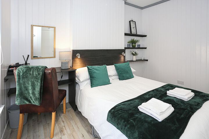 Room 6 of 26