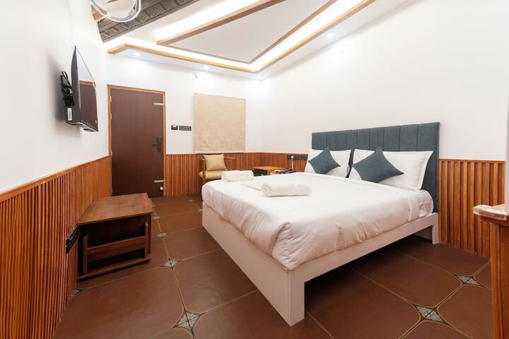 Room 6 of 33