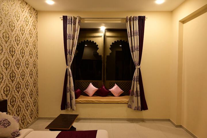 Room 6 of 77