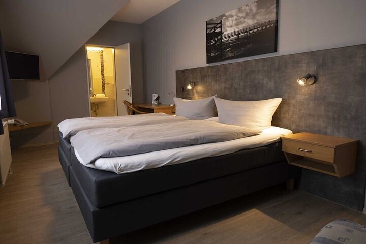 Room 5 of 33