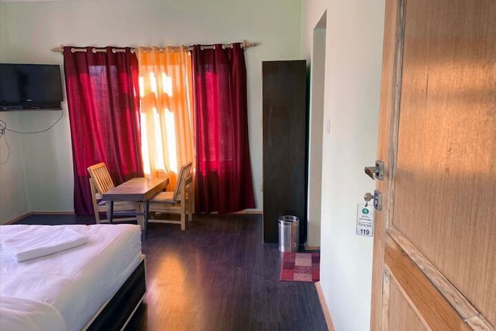 Room 4 of 33