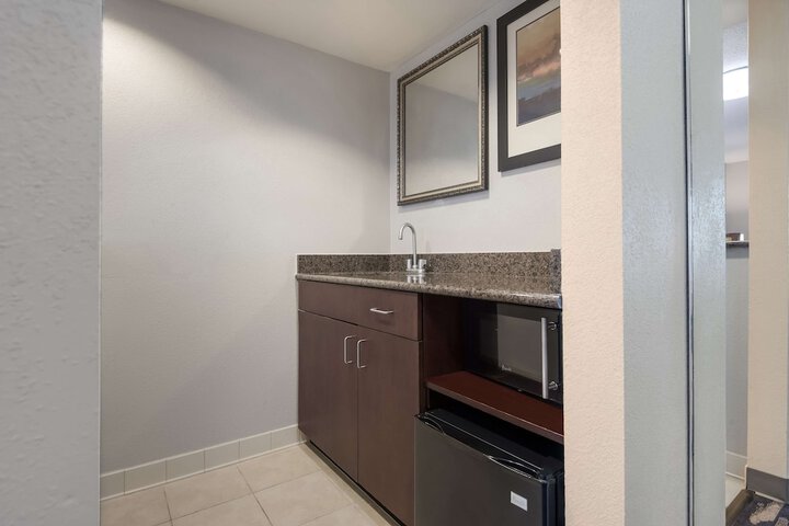 1 King Bed Flat Screen Television Microwave and Refrigerator High Speed Internet Accessible Full Breakfast (4 of 11)