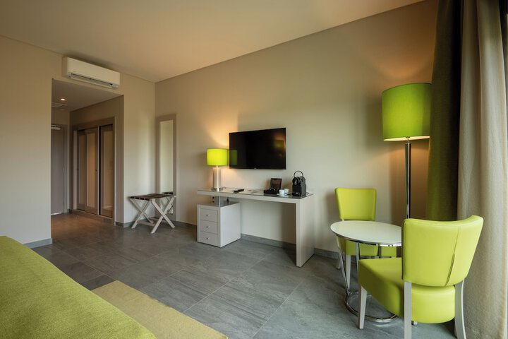 Room 8 of 94