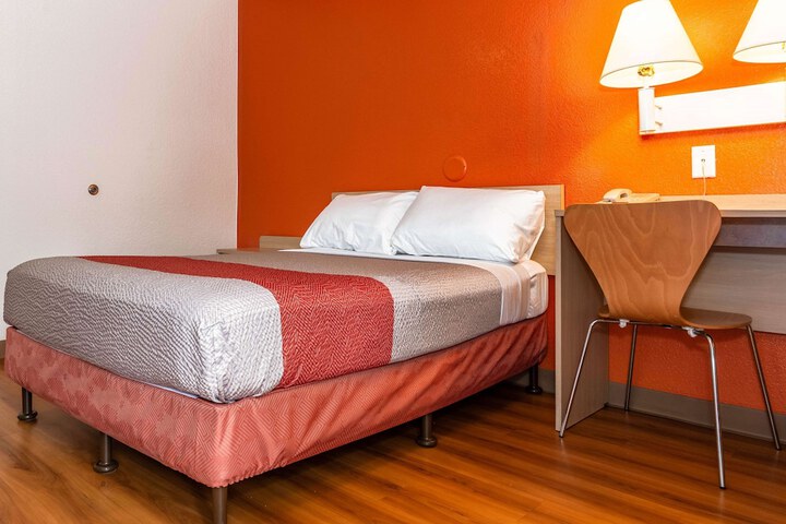 1 Queen Bed (9 of 23)