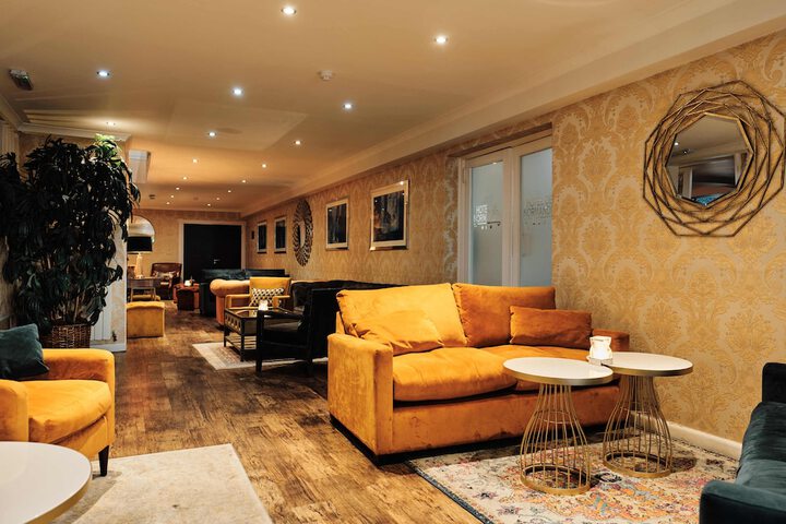 Lounge 82 of 85