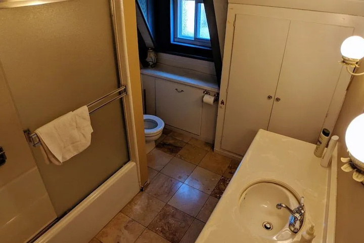 Room 7 of 25