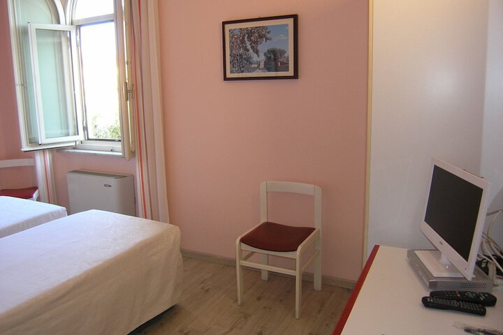 Room 5 of 34