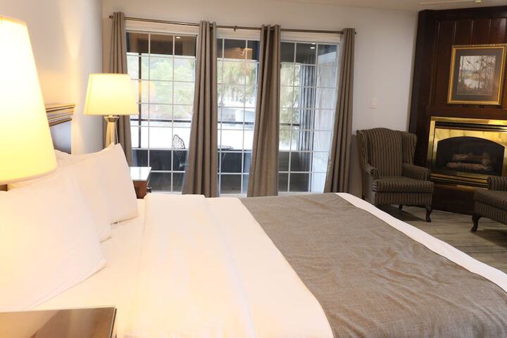 Junior Suite Queen Bed Lake View Sofa Jetted Tub (2 of 12)