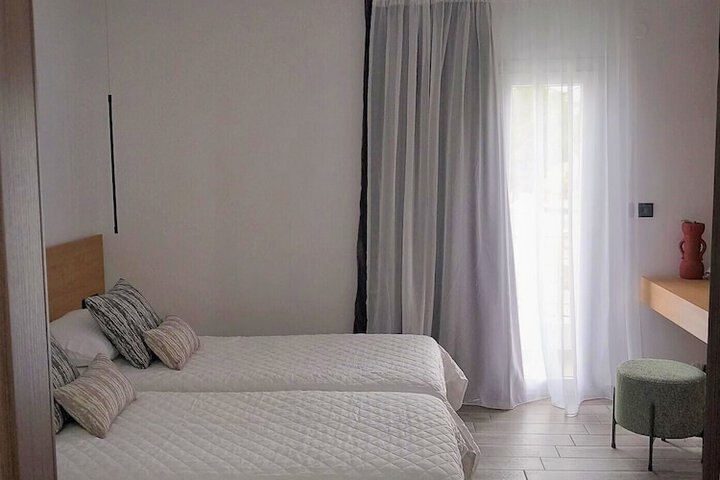Room 4 of 12