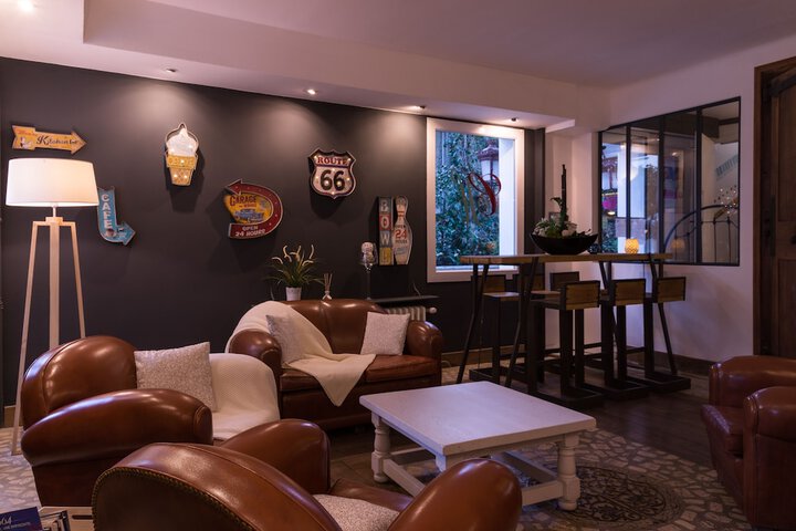 Lobby lounge