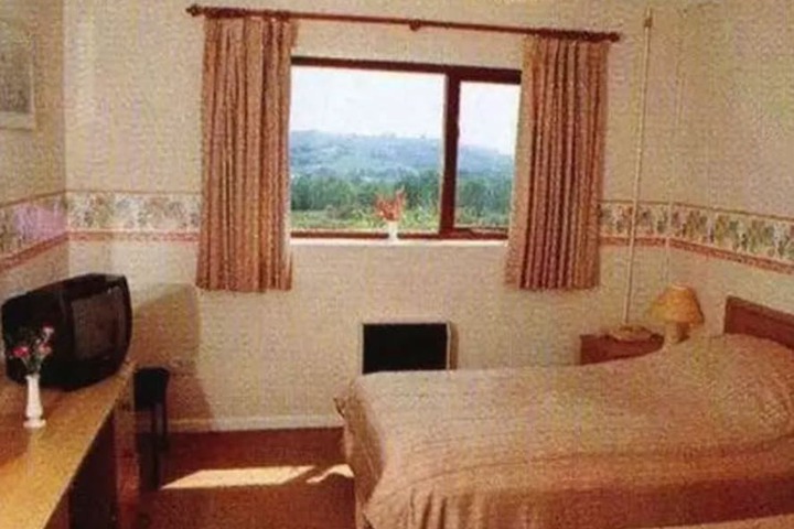 Room 4 of 8