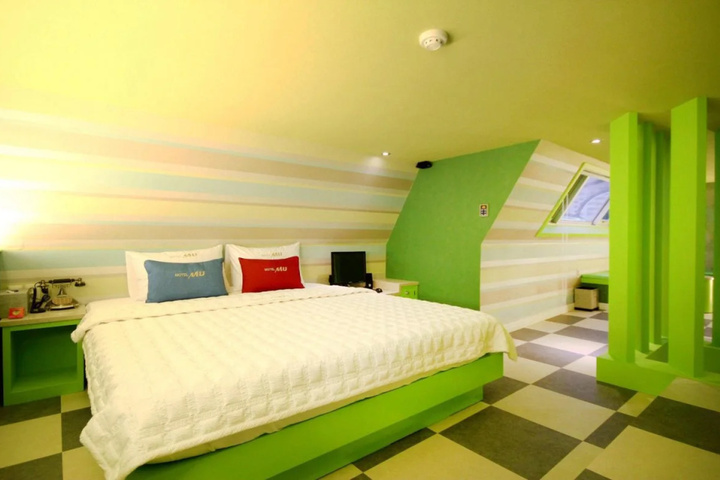 Room 2 of 16