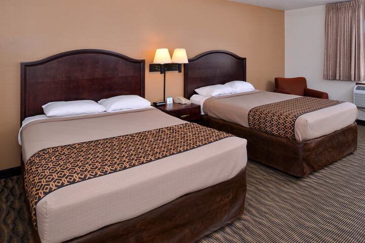 2 Queen Beds (13 of 17)